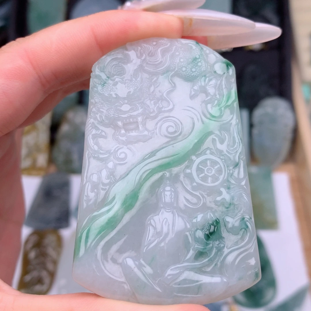 翡翠未镶嵌颈饰御龙观音