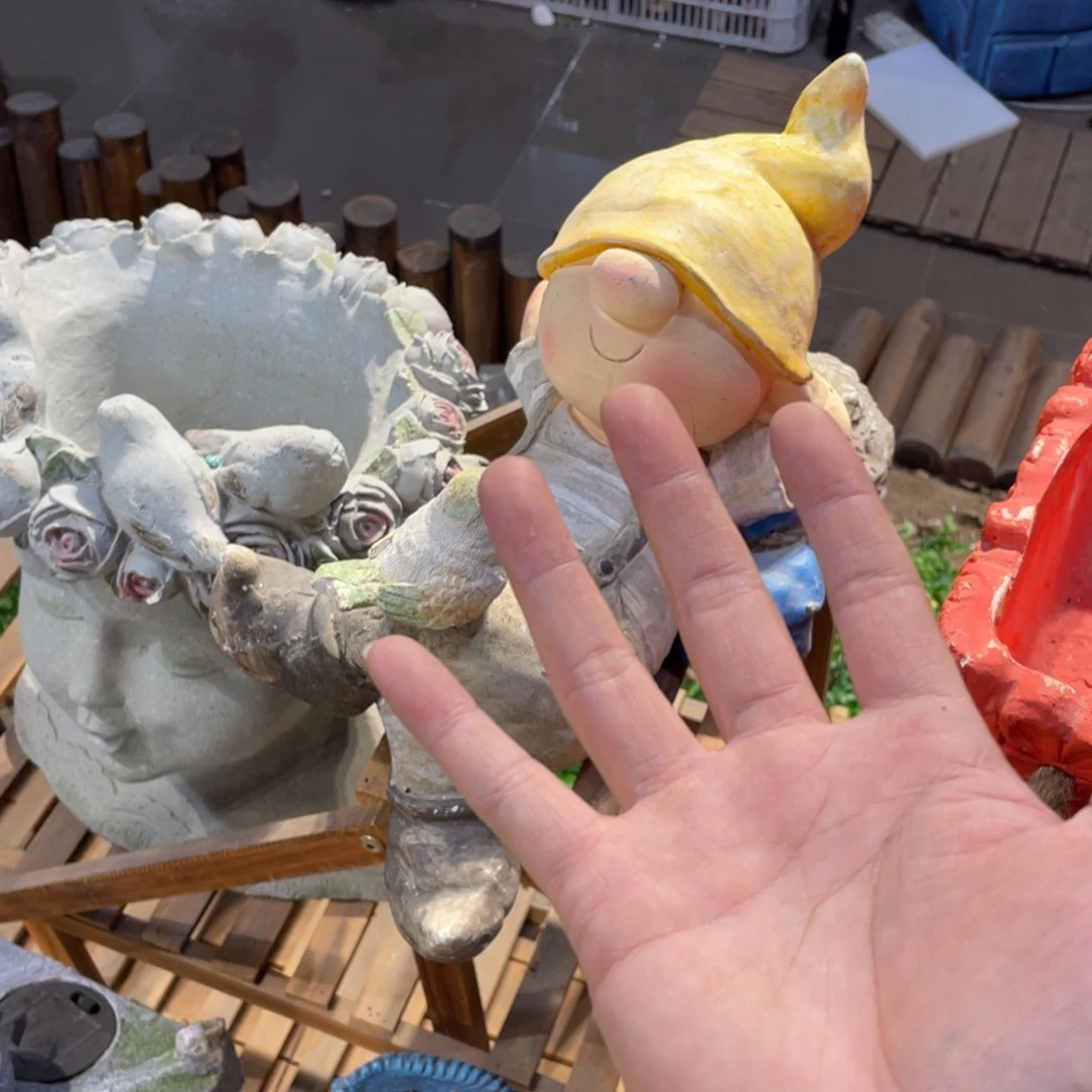 【闪购商品】氧化镁躺石头小男孩