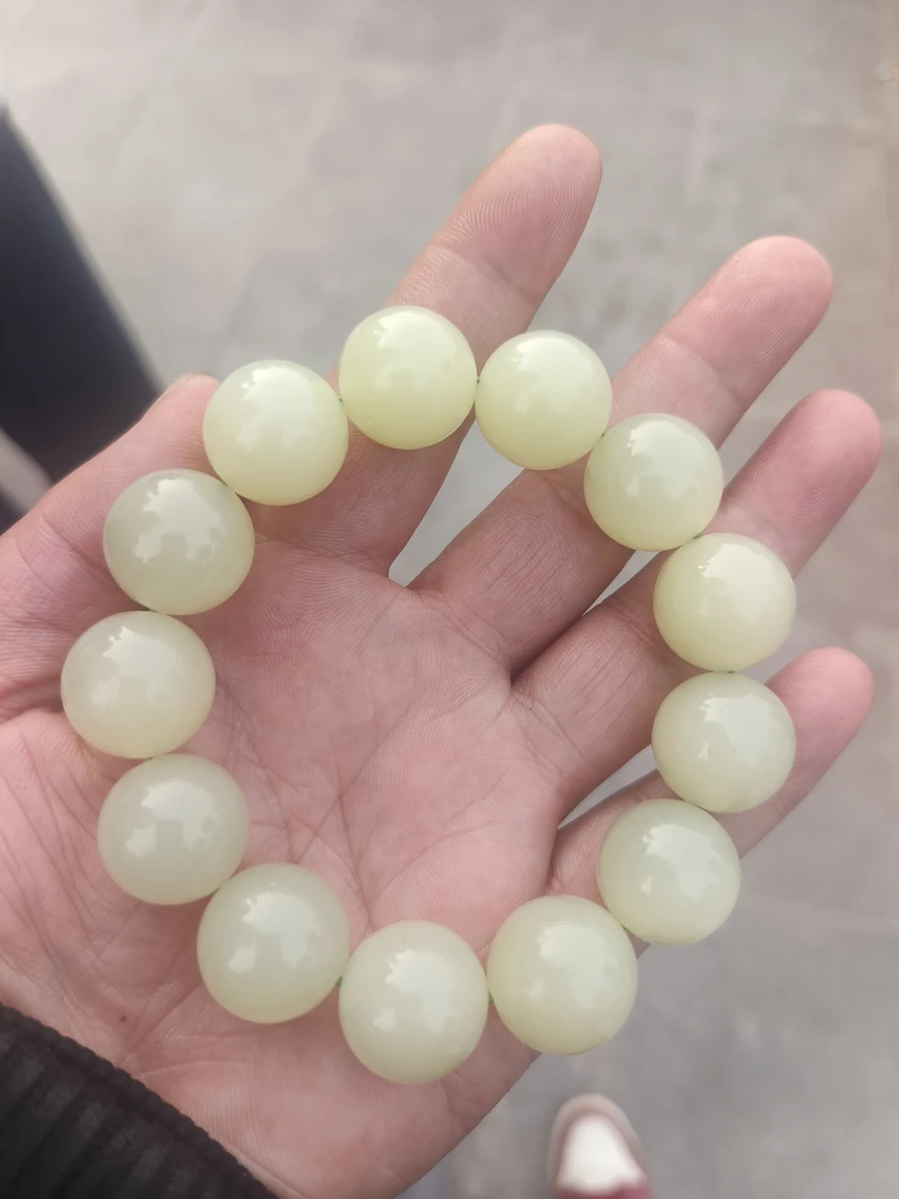 18高清白手串色泽鲜艳
