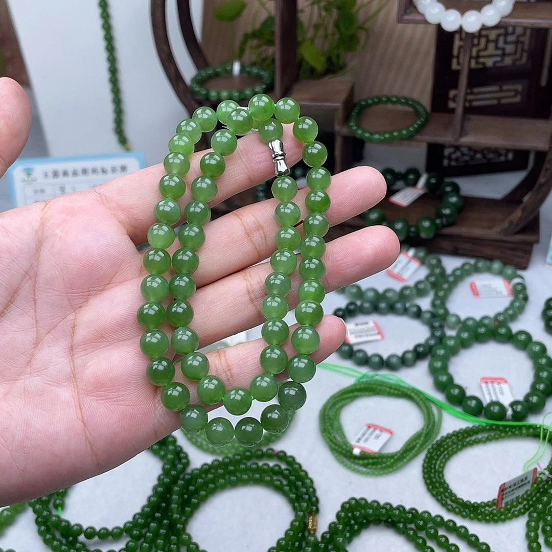 和田玉未镶嵌颈饰卡8阳绿冰底