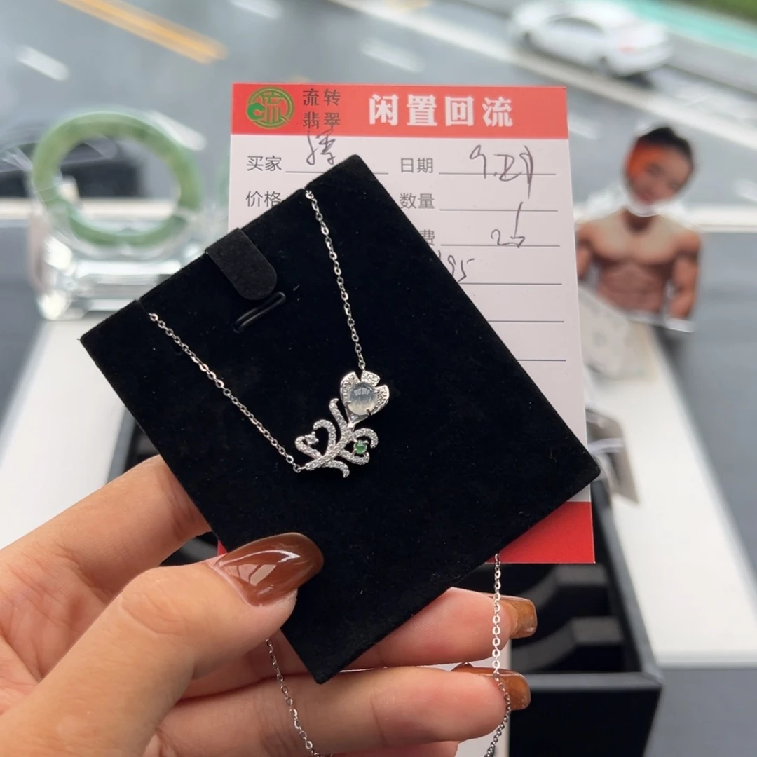颈饰银S925镶嵌翡翠小**。