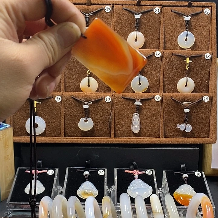 玛瑙/玉髓未镶嵌颈饰无事牌