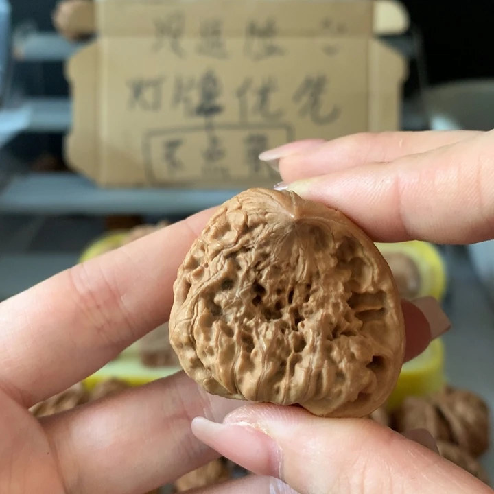 蓝***际吊坠文玩核桃异形单只，有瑕疵