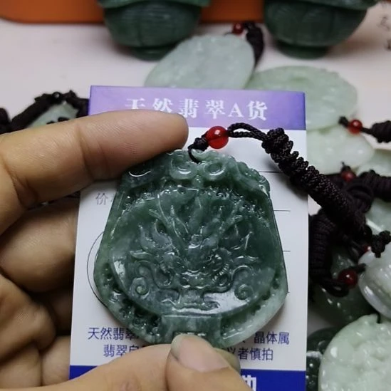 翡翠未镶嵌颈饰挂件