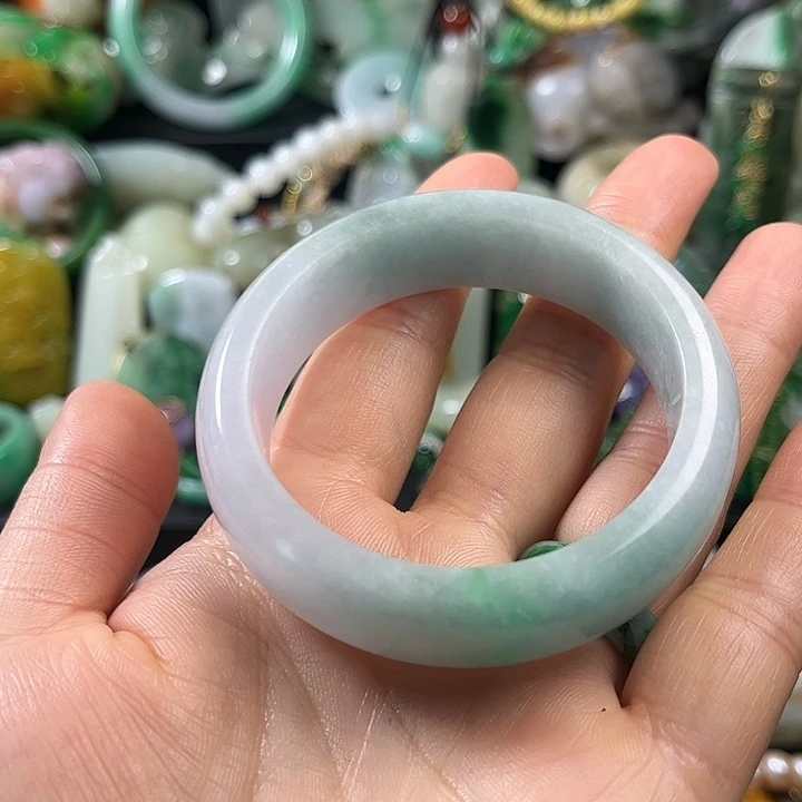 郝***八翡翠未镶嵌颈饰翡翠未镶嵌颈饰