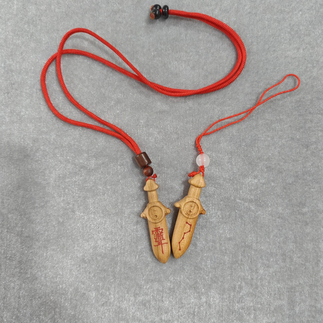 5cm桃木小剑带讳桃木一体描红摆件