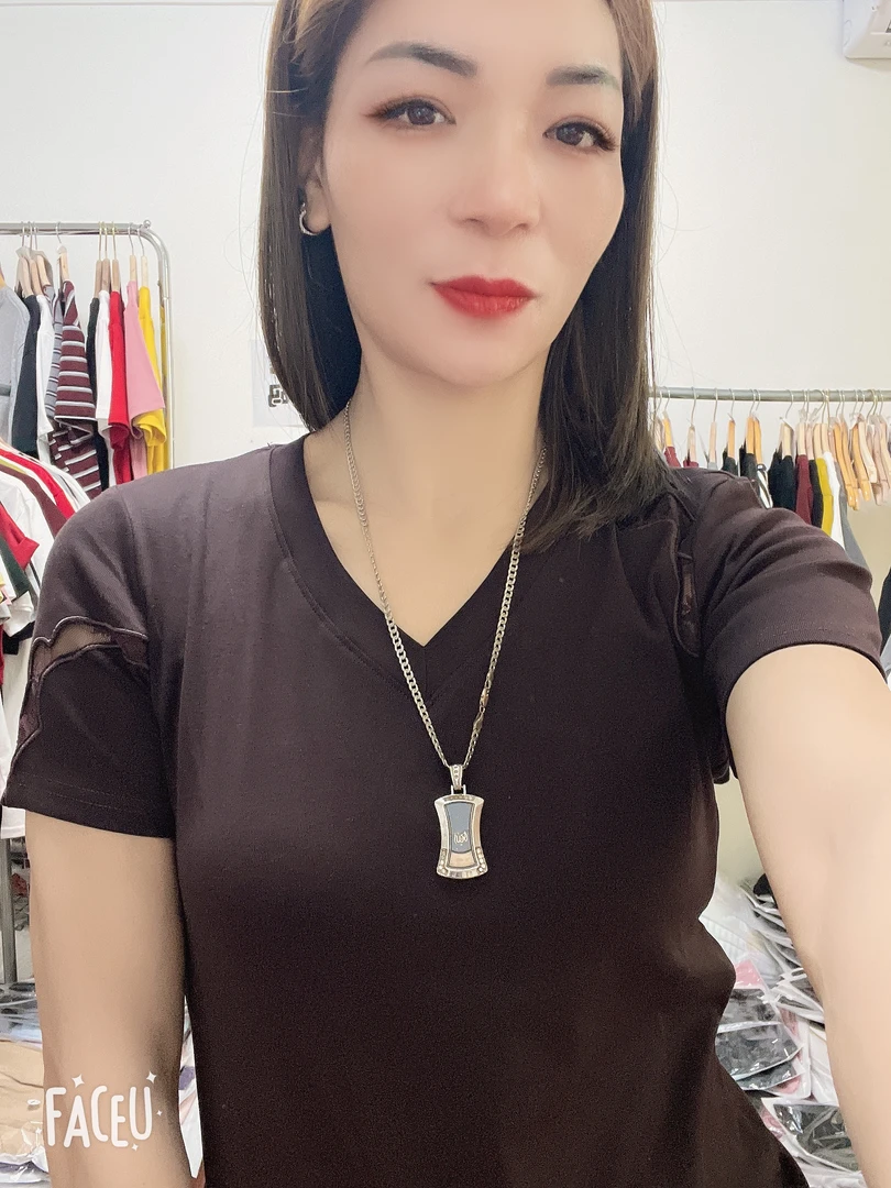 盈盈荷梵家V領刺繡歐版T恤