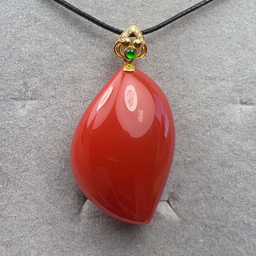 18K金镶嵌吊坠南红玛瑙