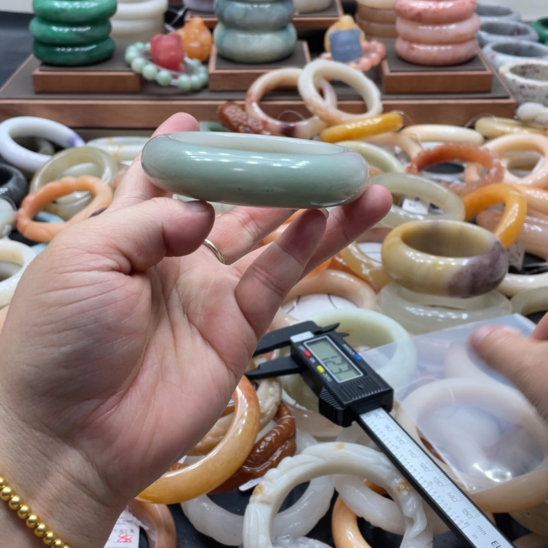 用***8石英质玉手镯未镶嵌