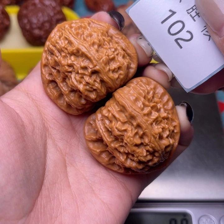 文玩核桃把件三角白40.102