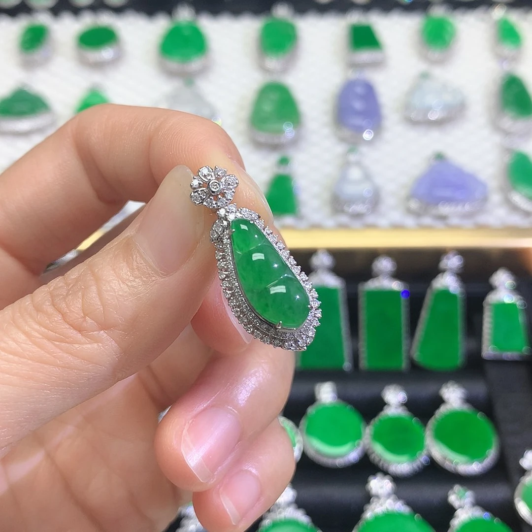 颈饰18K金镶嵌翡翠吊坠