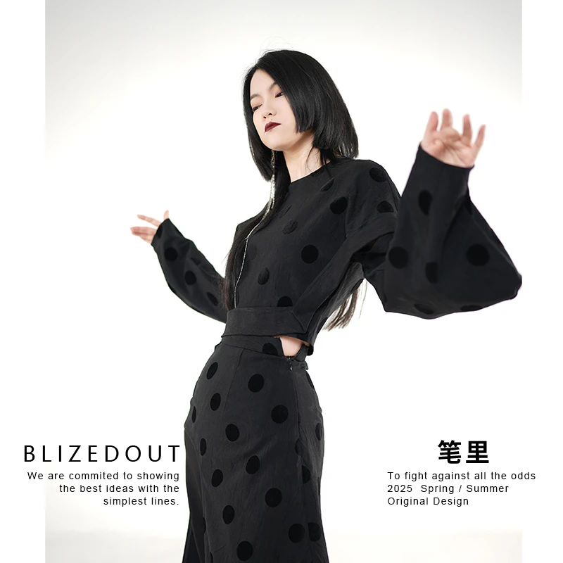 笔里【BLIZEDOUT】独立设计5031502黑色小圆点不对称喇叭袖套头上衣
