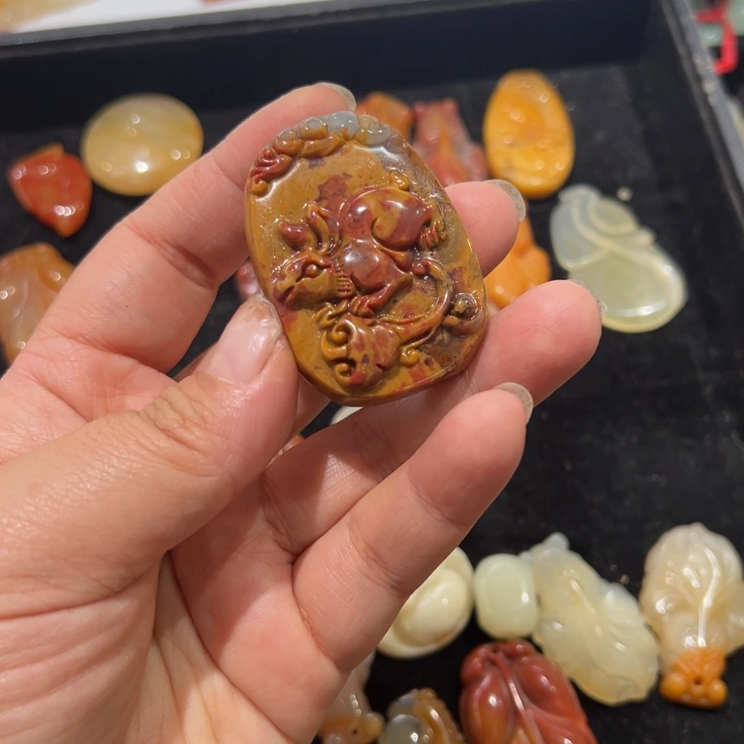 石英质玉（非洲翠）未镶嵌颈饰