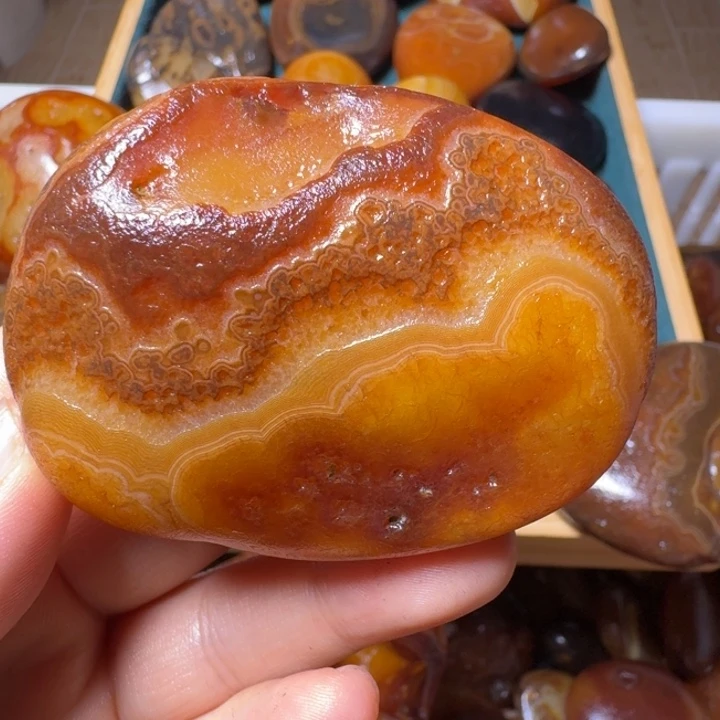 敬***石瓷片马达加斯加奇石手把件浮雕