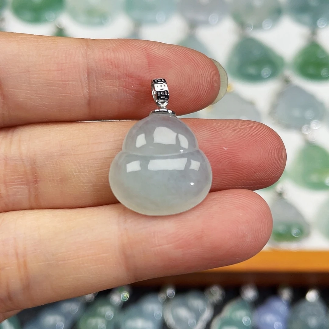 翡翠18K金镶嵌颈饰吊坠