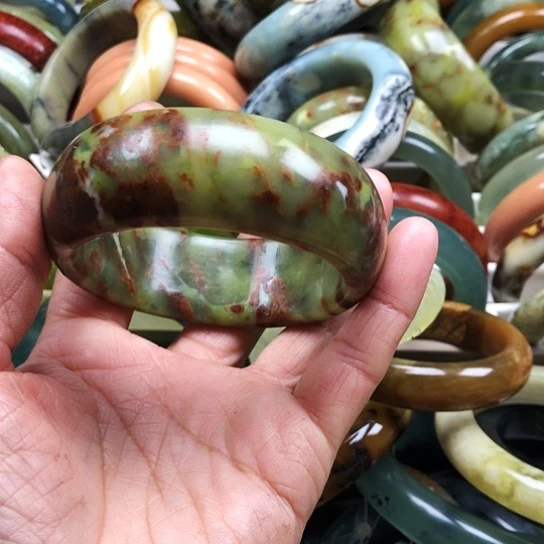 蛇纹石玉手镯未镶嵌舞****。