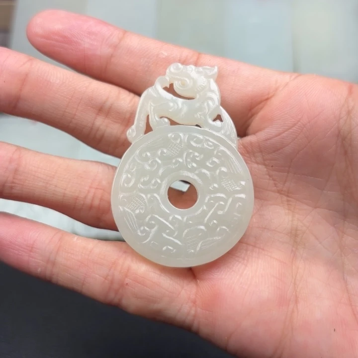 男***强和田玉未镶嵌挂件