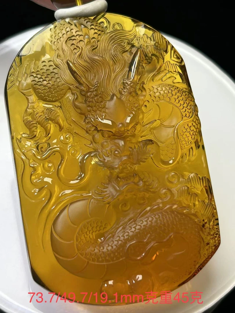 【萍姐珠宝】缅甸琥珀天然原矿精品蓝珀特色天空蓝精雕龙牌吊坠
