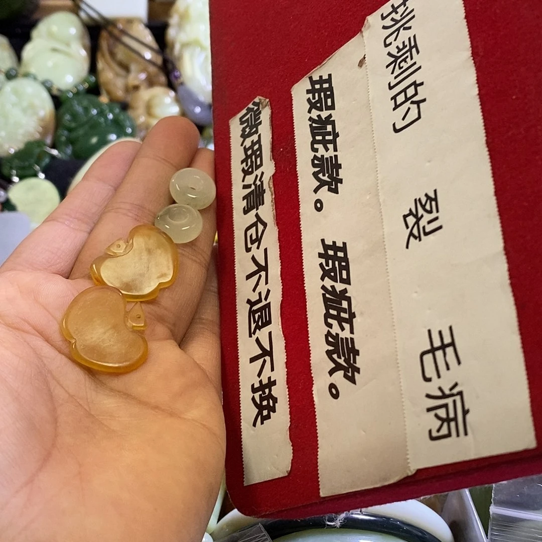 未镶嵌岫玉耳环两对
