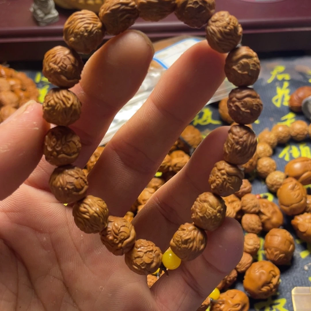 龙纹桃核雕刻瑕疵醒狮