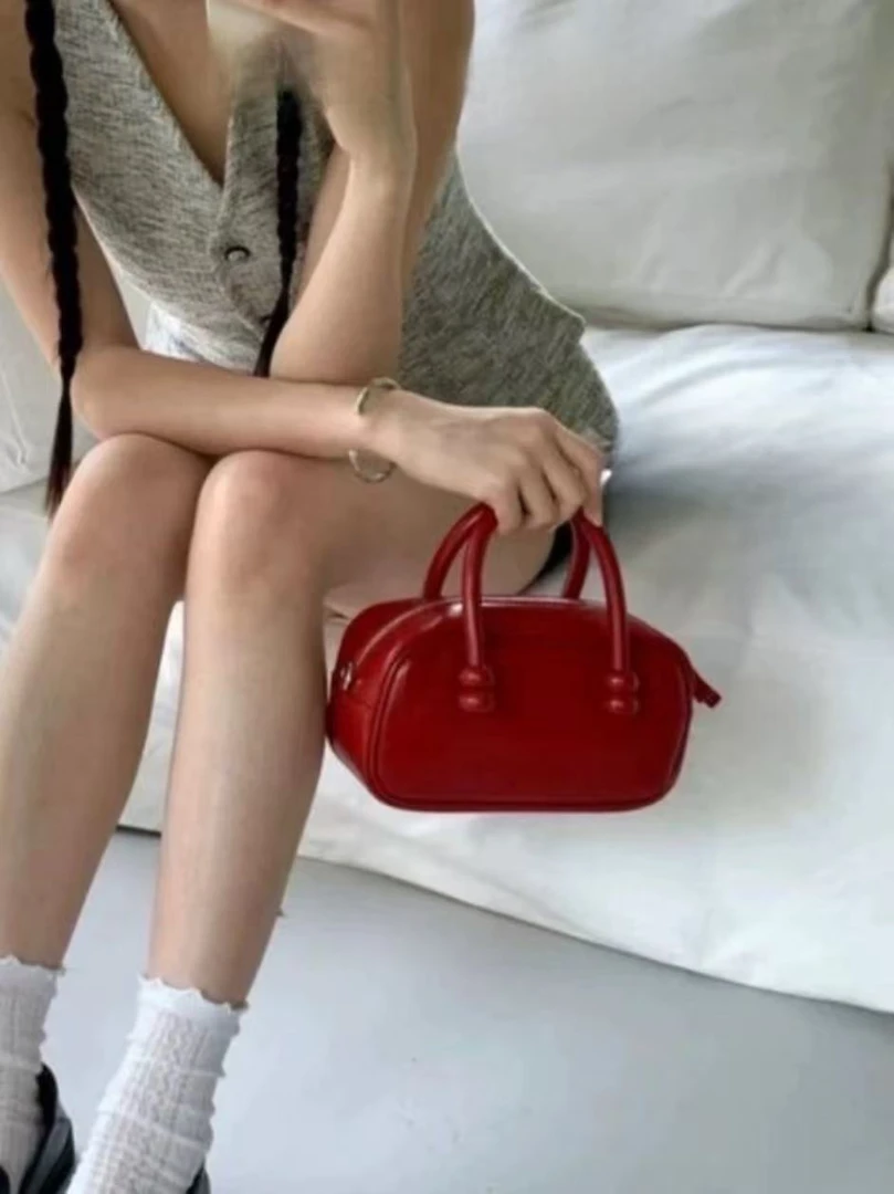 复古红色波士顿枕头包包女2025新款百搭手提保龄球包单肩斜挎小包