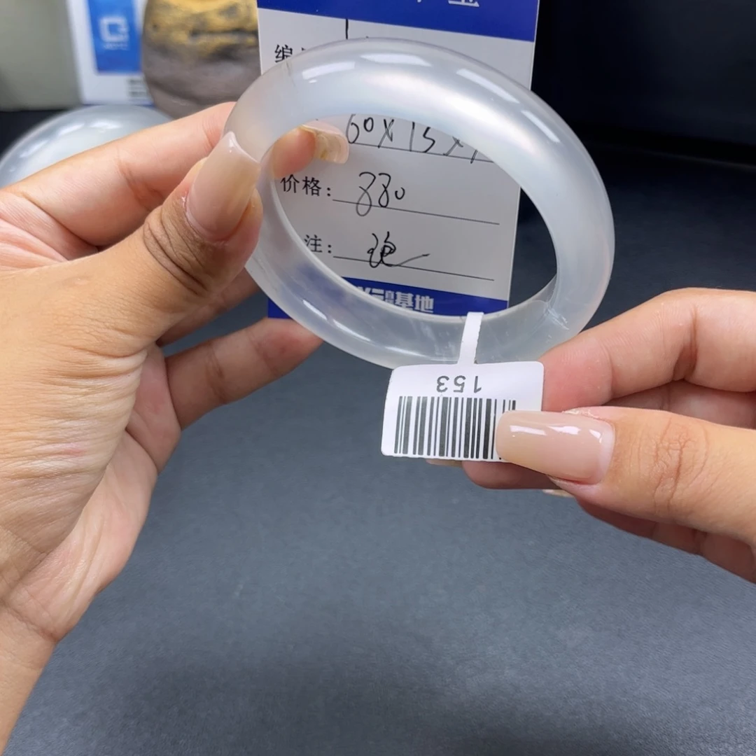 枕***.石英质玉未镶嵌手镯