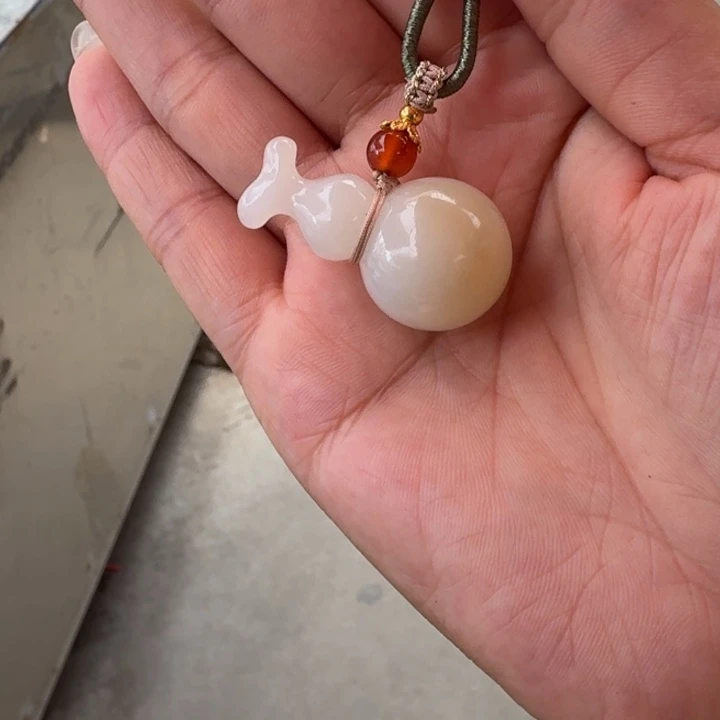 邱***清和田玉未镶嵌颈饰