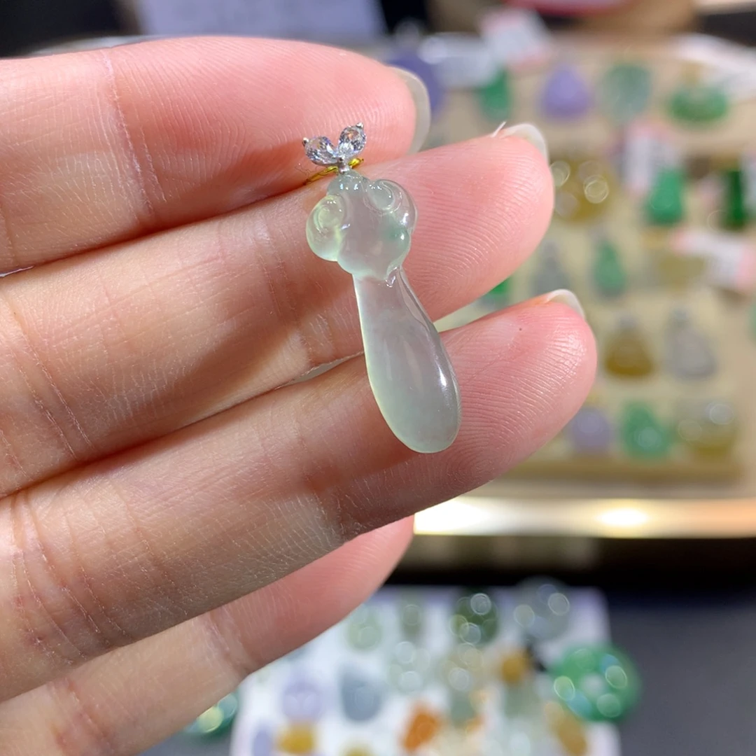 翡翠18K金镶嵌颈饰