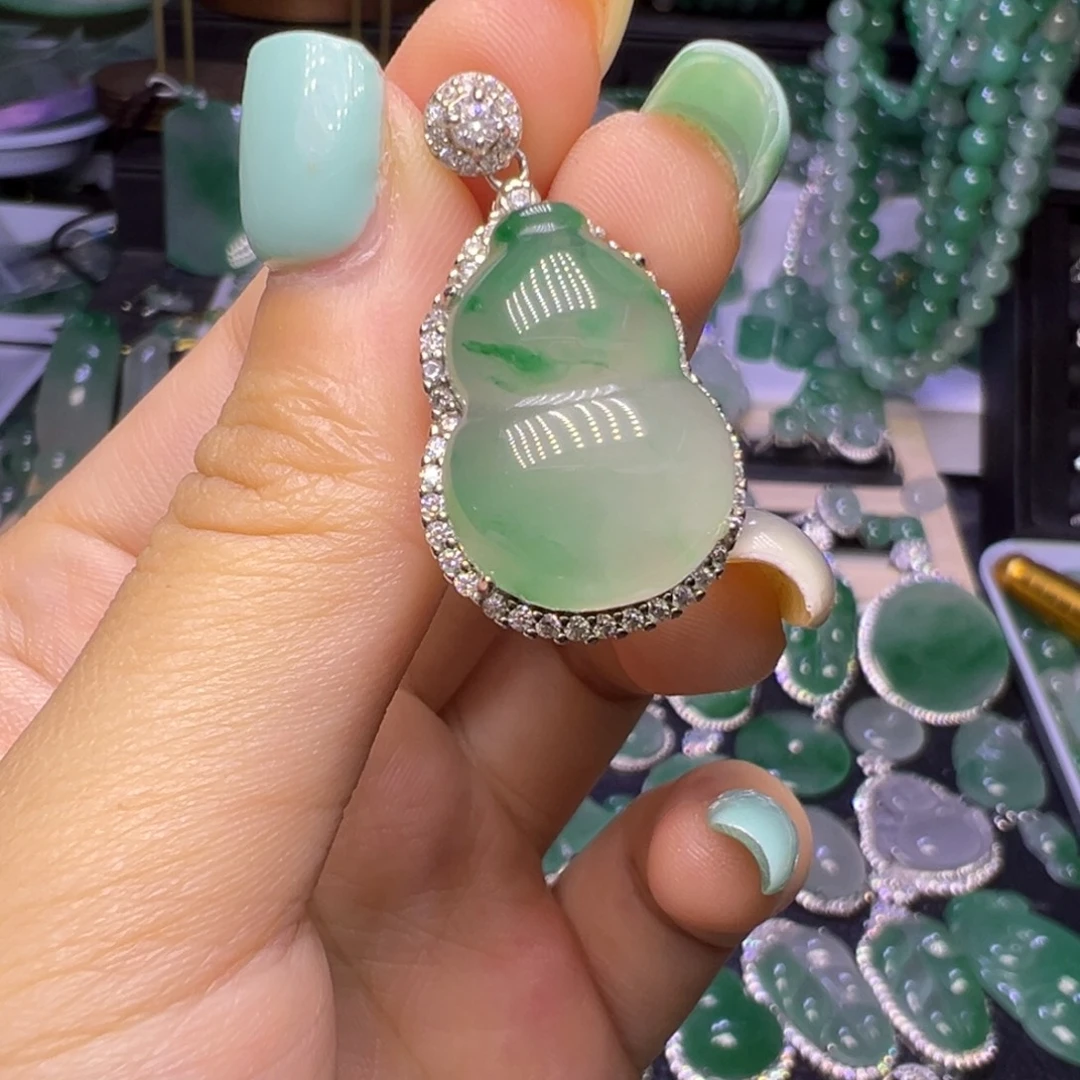 石英质玉（非洲翠）未镶嵌颈饰