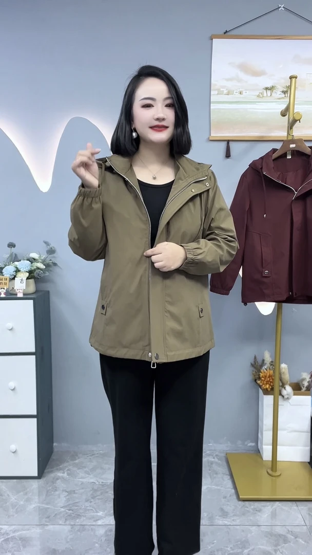 秋季常规纯色连帽拉链中老年女装气质短款休闲冲锋衣工装时尚百搭