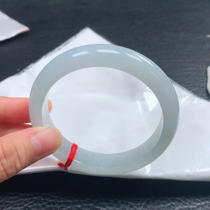 翡翠手镯未镶嵌60圈