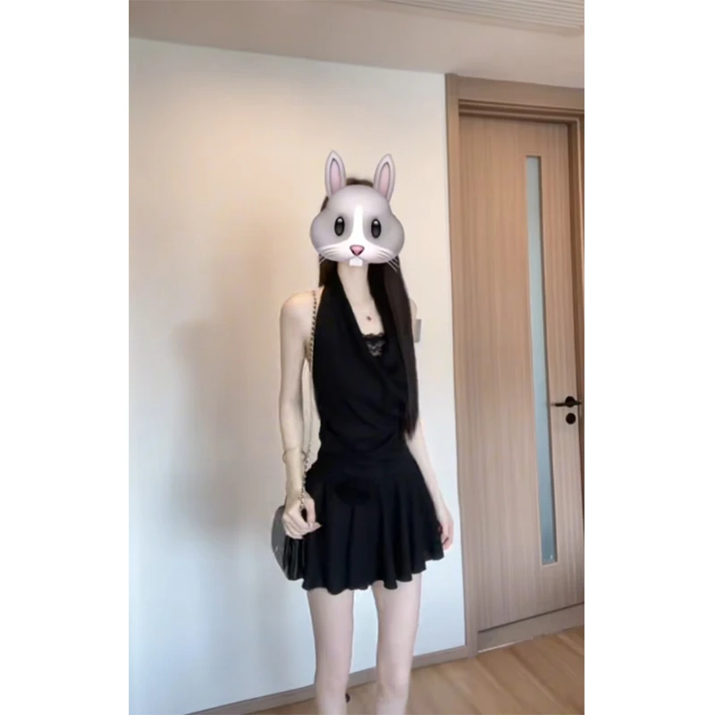 2025夏季新款高级感显瘦挂脖荡领连衣裙辣妹风收腰显瘦褶皱小黑裙