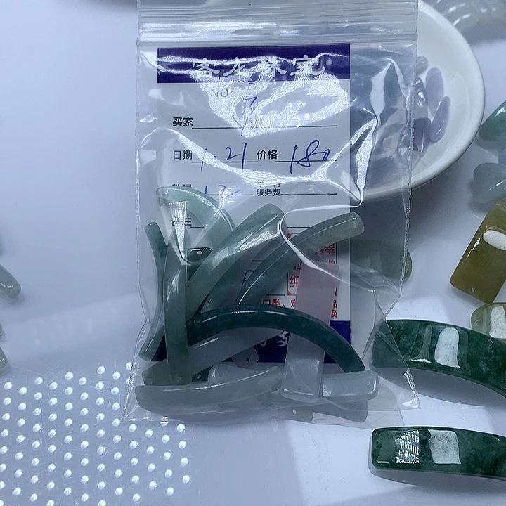 翡翠颈饰未镶嵌育****?