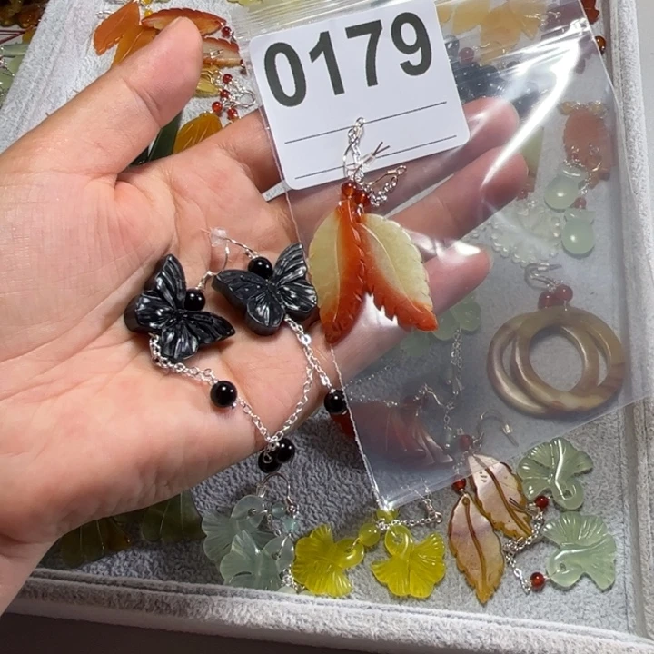 冉***胜蛇纹石玉合金耳饰