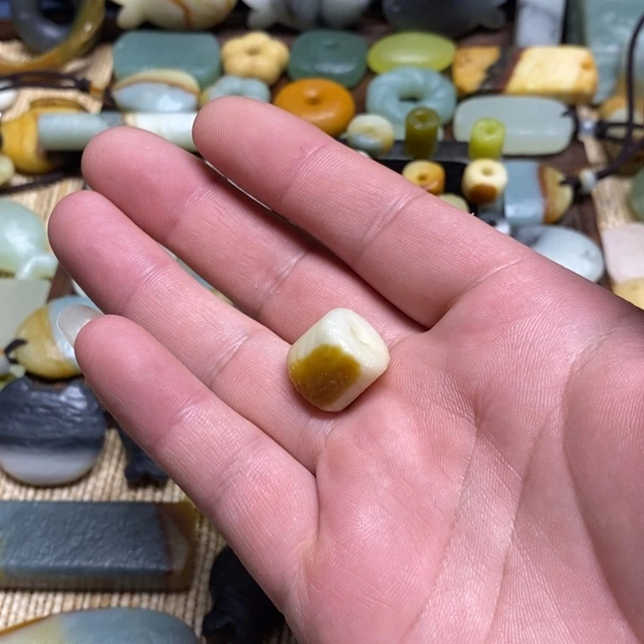 小***虫蛇纹石玉未镶嵌颈饰