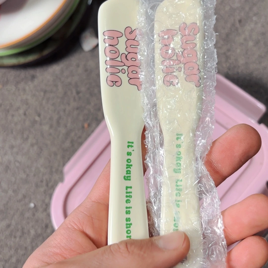 白瓷两只字母黄油刀