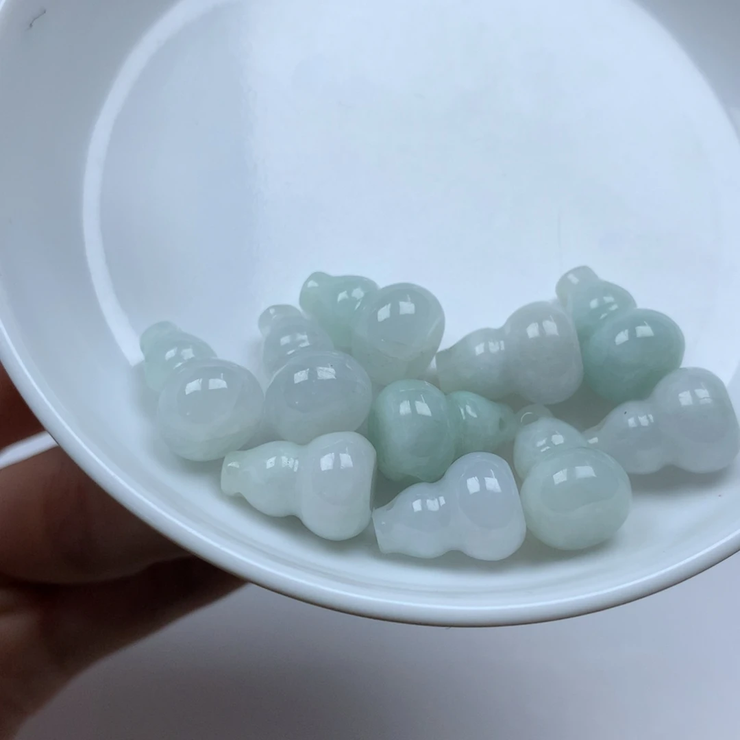 翡翠颈饰未镶嵌葫芦 15✖️11。