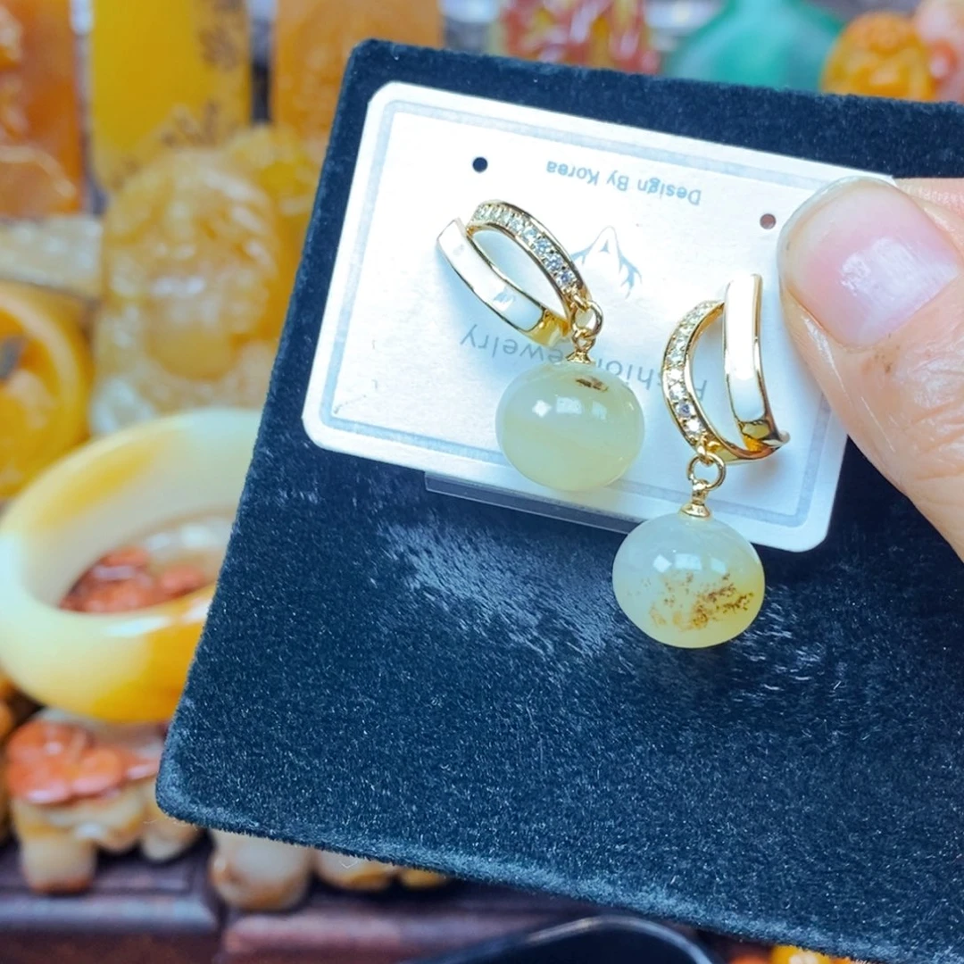 未镶嵌石英质玉（黄龙玉）颈饰