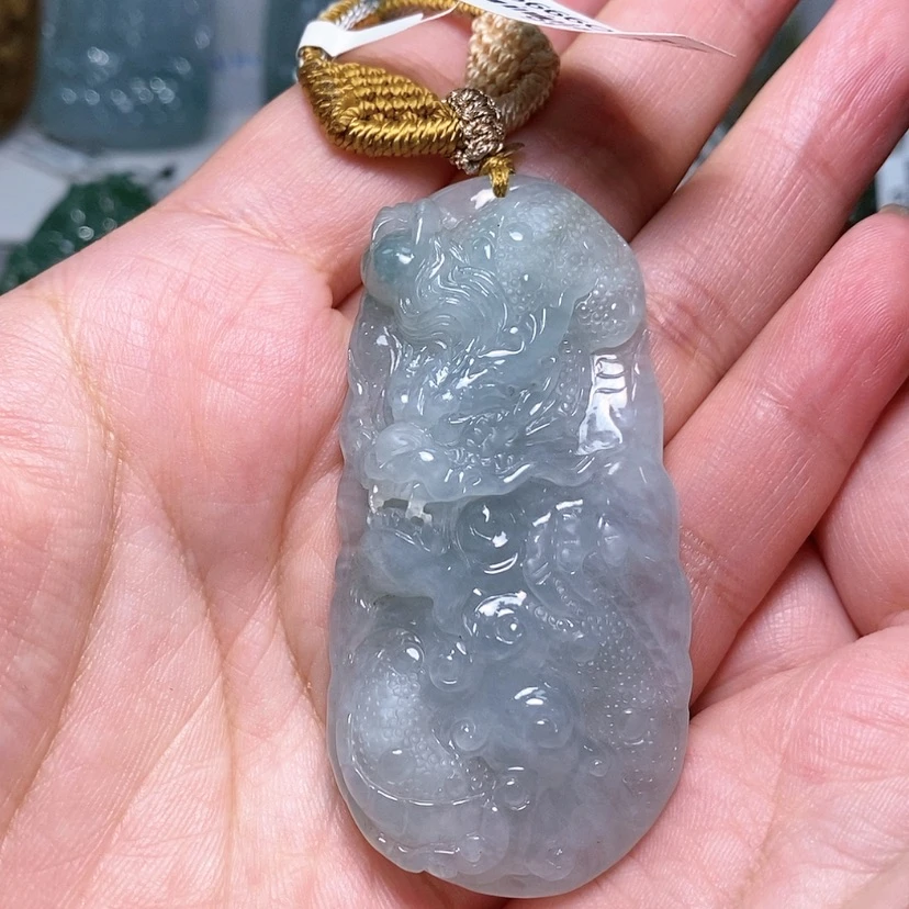 【闪购商品】翡翠未镶嵌颈饰。