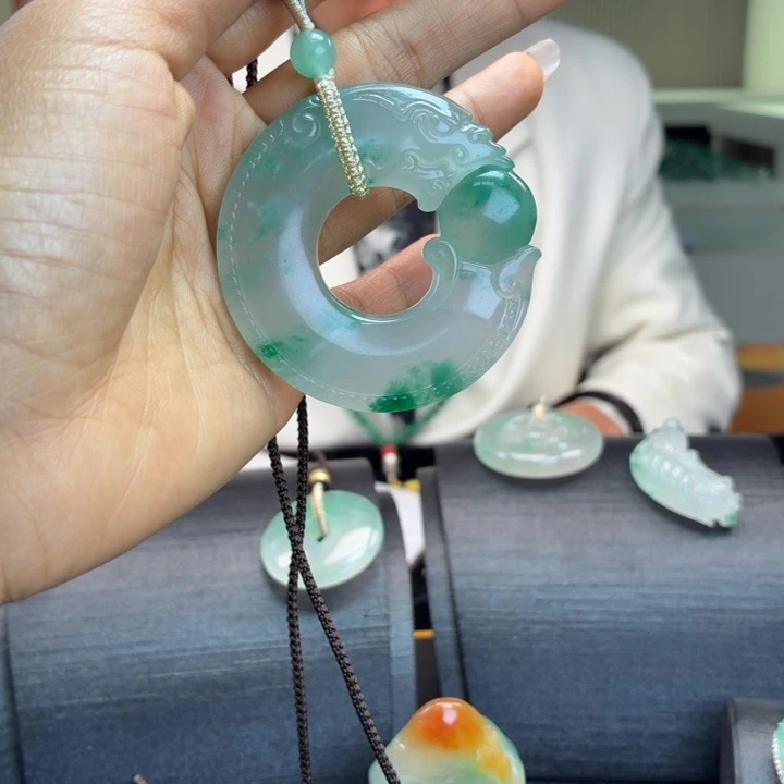 石英质玉未镶嵌颈饰玉龙珠