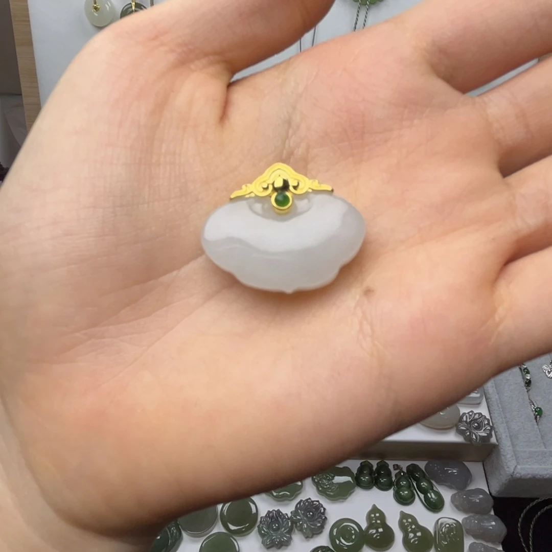 和田玉吊坠(不含链)未镶嵌没**，