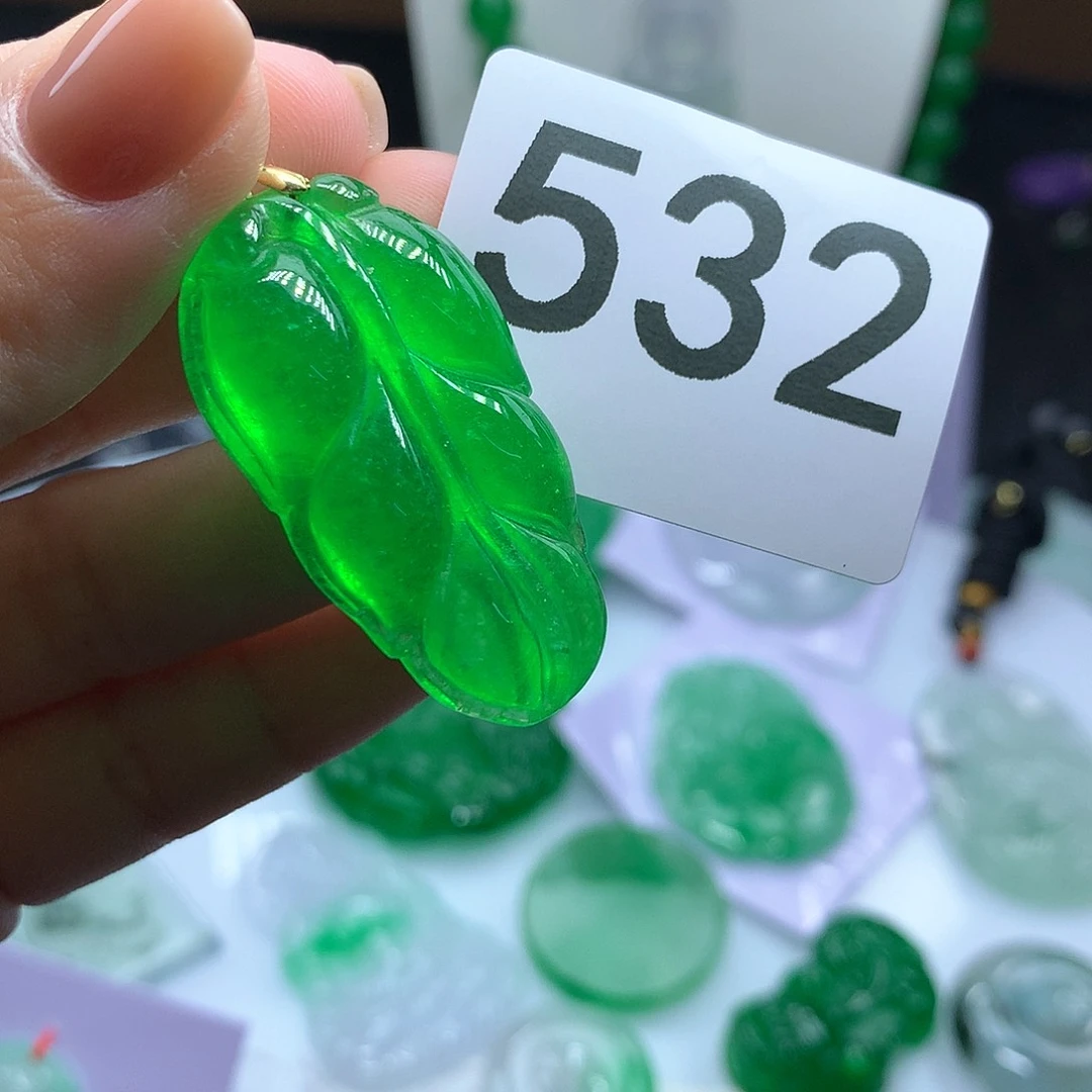 翡翠吊坠(赠链)未镶嵌