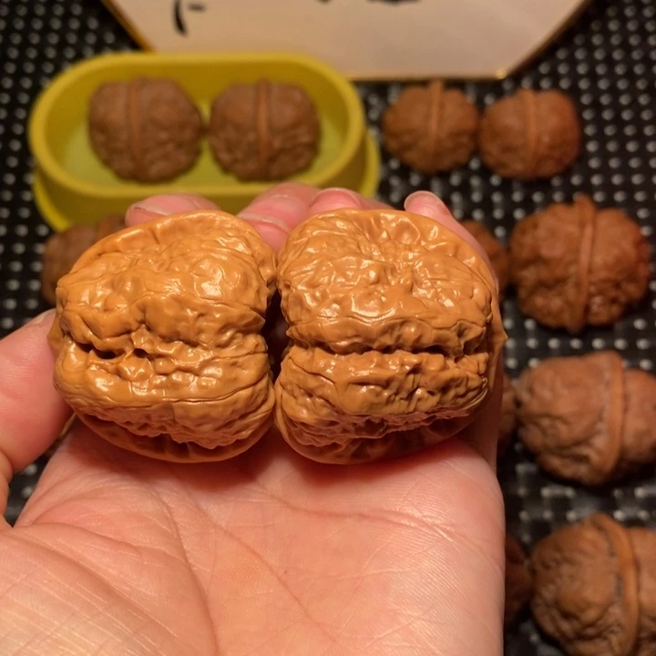 文玩核桃把件八腿鱼籽纹