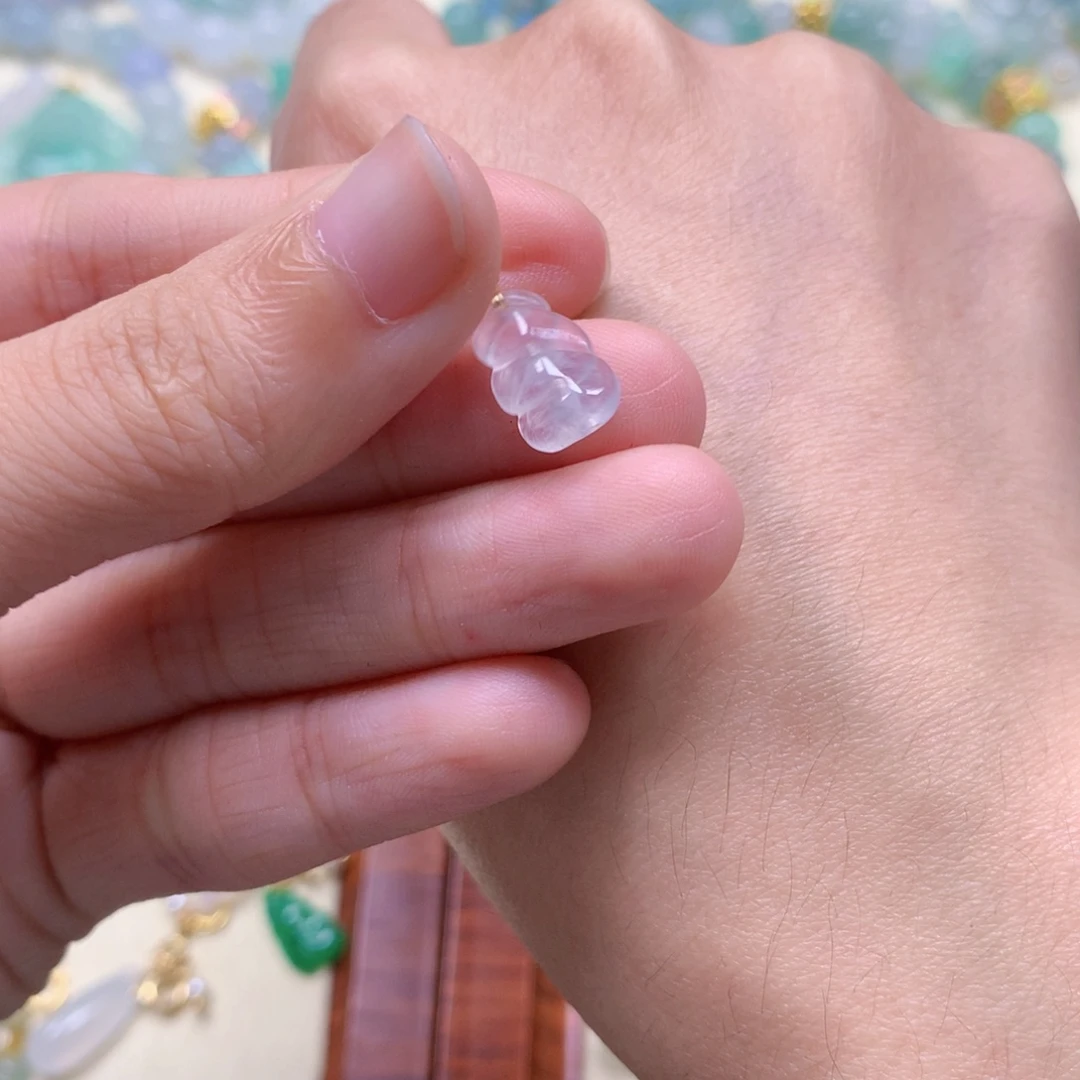 翡翠未镶嵌颈饰是