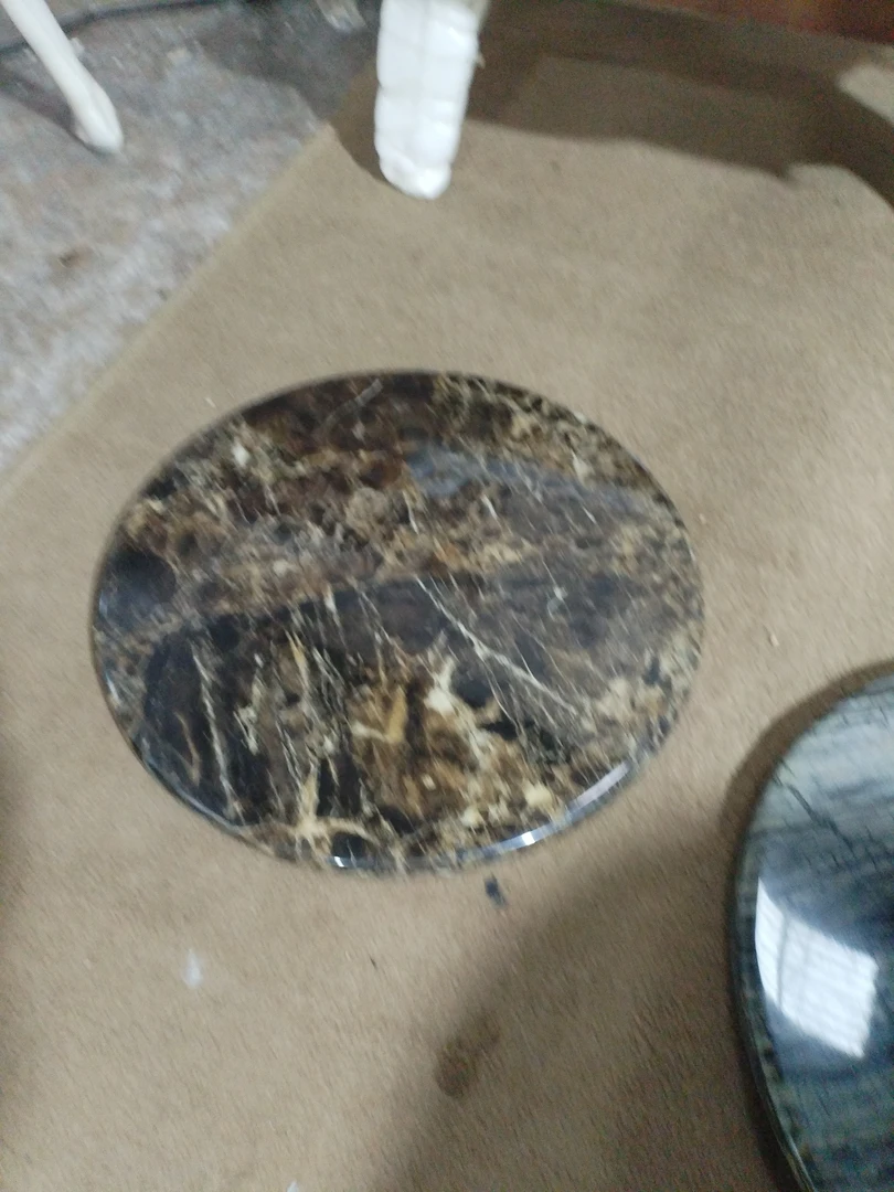 轻奢极简风格，小茶几大理石台面。