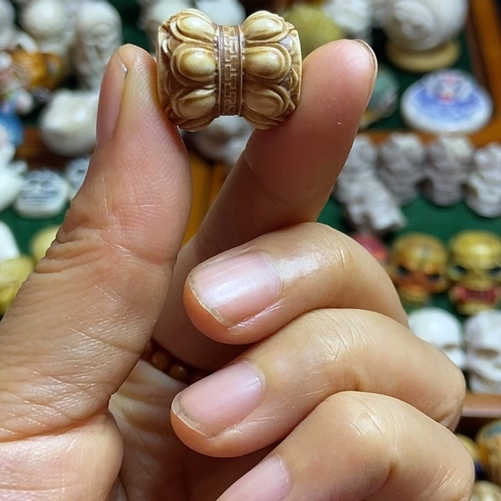 配饰鹿角雕刻一个出