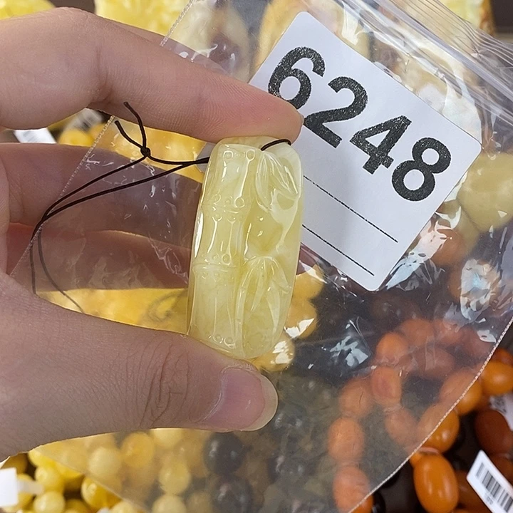 蜜蜡未镶嵌珠宝奇石