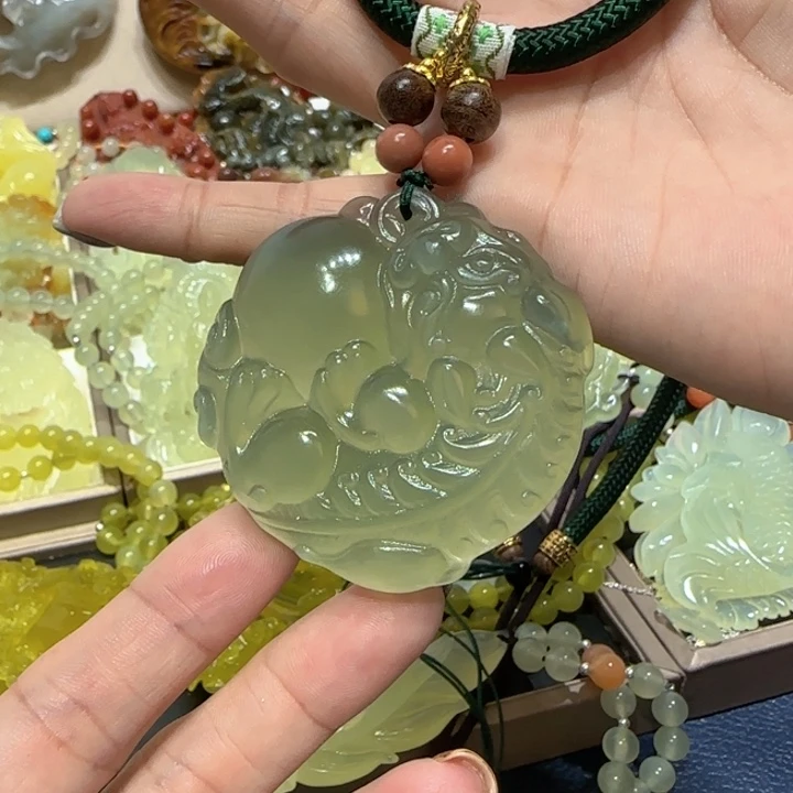 未镶嵌蛇纹石玉吊坠