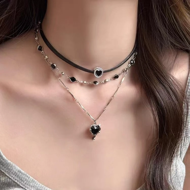 铜皮质项链 黑色爱心项链女款高级感轻奢小众甜酷毛衣链多层叠戴