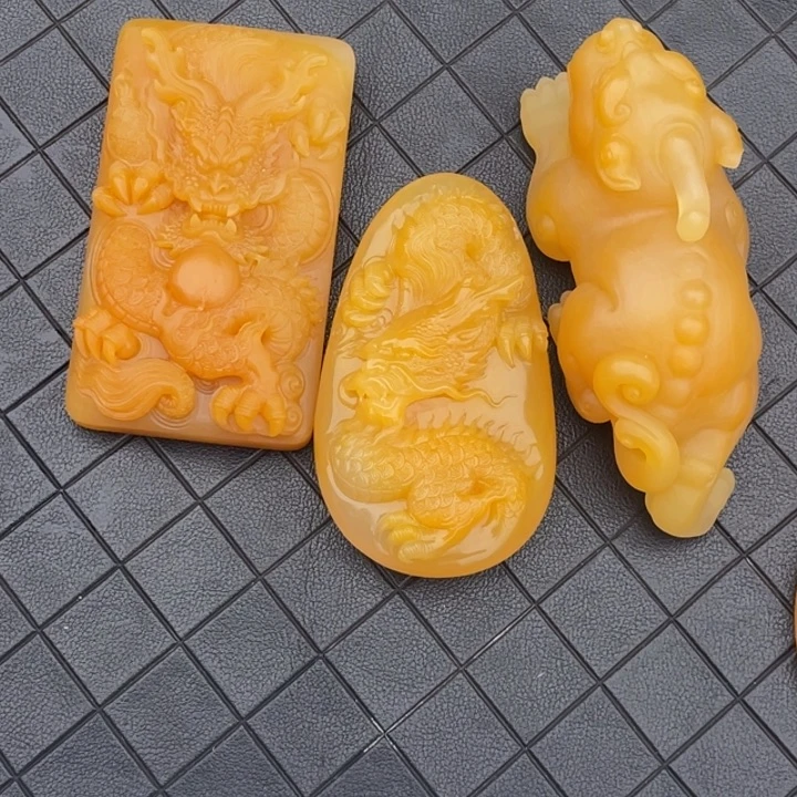 未镶嵌石英质玉（黄龙玉）摆件